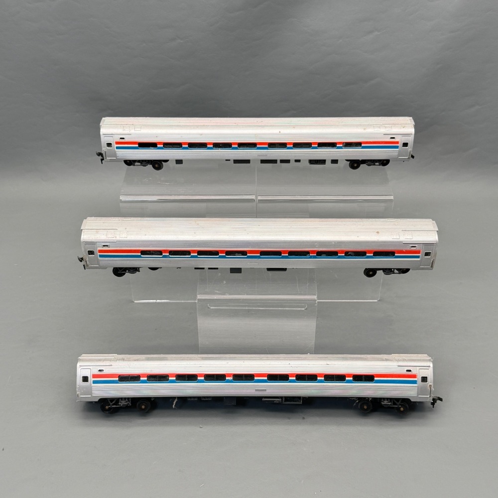 HO Scale Untested Athearn FP45 Amtrak Locomotive & 4 Walthers Amfleet Cars - Picture 3 of 16